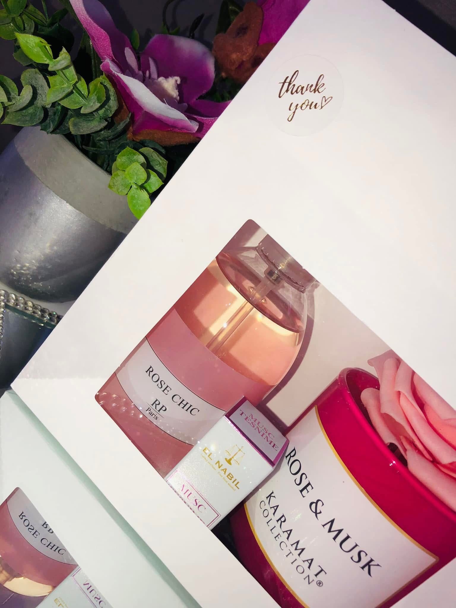 Atelier de création de parfum, coffret cadeau, Maroc, Tanger, musc avec des flacons artisanaux.