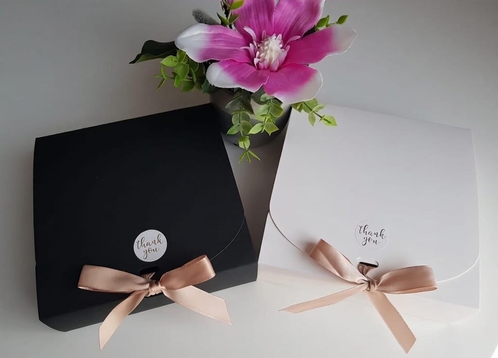 Flacon de parfum authentique avec des détails dorés